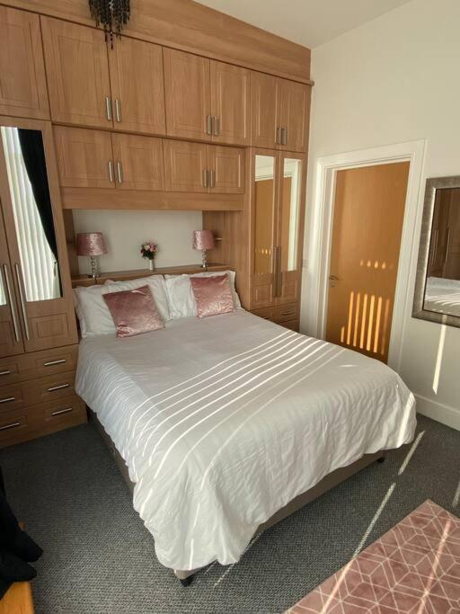 Apartment 3 Bedroom Penthouse In *